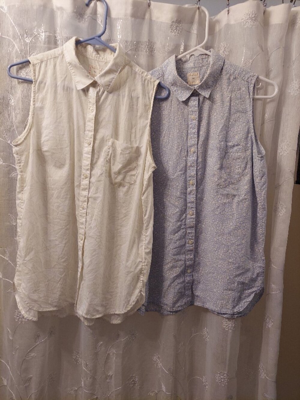 Gap Sleeveless button down blouses